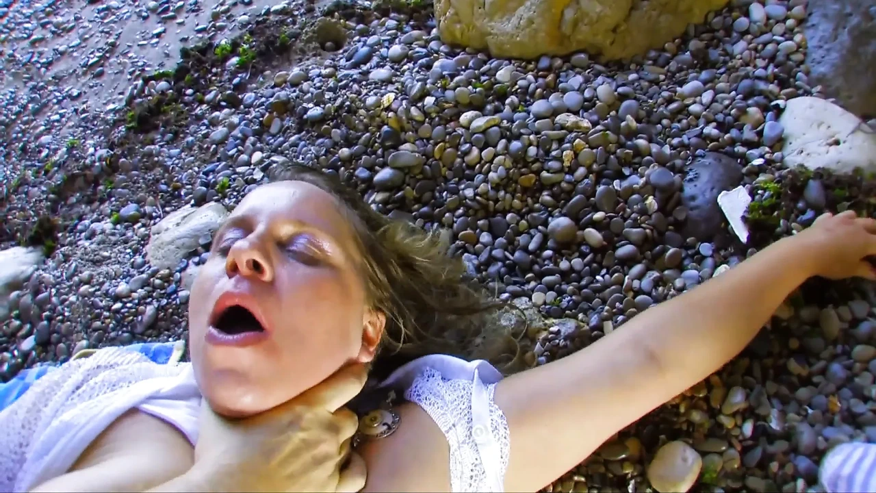 Stranger on beach squirts and gets a hard fuck