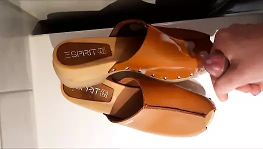 Pancutan mani pada cahaya brown esprit clog
