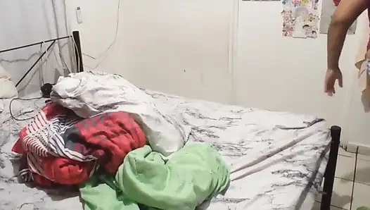 Мачеха убирает в трусиках