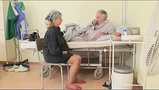 Yaşlı ve genç amcık hastanede yaşlı yarak emiyor