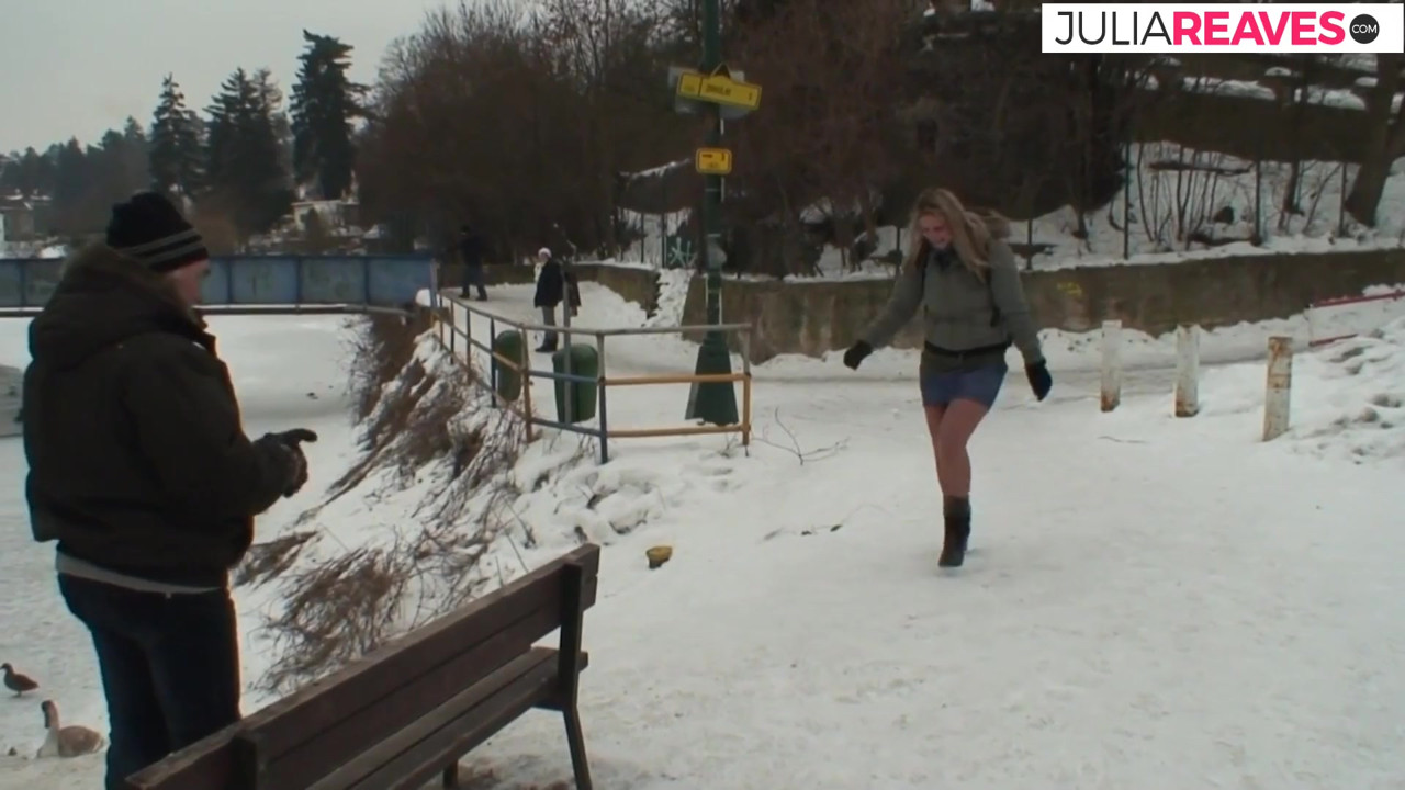 ブロンドのビッチは雪の中で太いチンコに乗るのを楽しんでいる