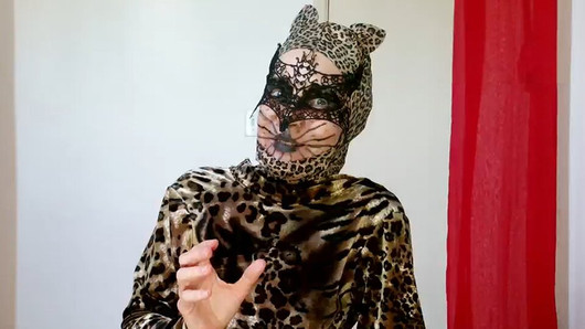 Une miss brésilienne est une catwoman incroyable qui apprend à sucer des bites