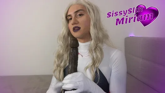 Spidergwen mengisap dildo bbc