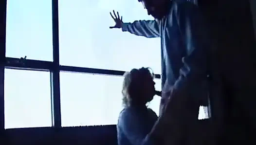 Vollbusige brünette MILf genießt intensive schreibtischfick-session