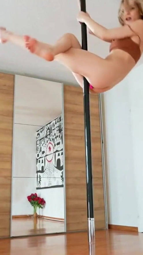 Erotic workout pussy tease in livestream | Clip 3