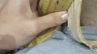 Ascolta il mio battito cardiaco mentre mi masturbo con una buccia di banana