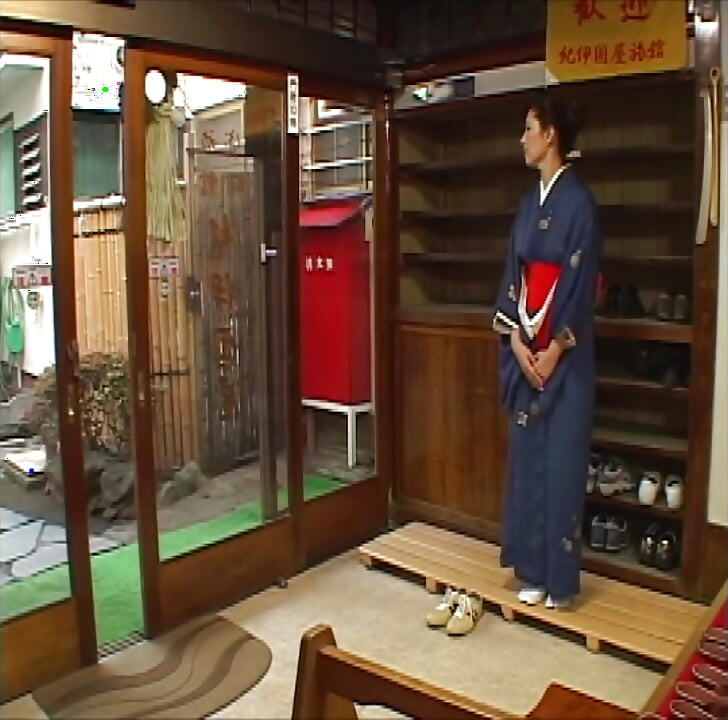 P128G04 A beautiful proprietress who seduces a male customer of a couple with a complicated relationship at a long-established inn on Enoshima. A sensual erotic drama where the human dramas of each character intersect!