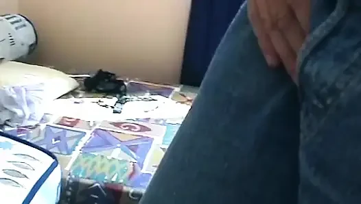 Cewek sange ini lagi asik nyepong kontol dan fingering kontol di depan umum!