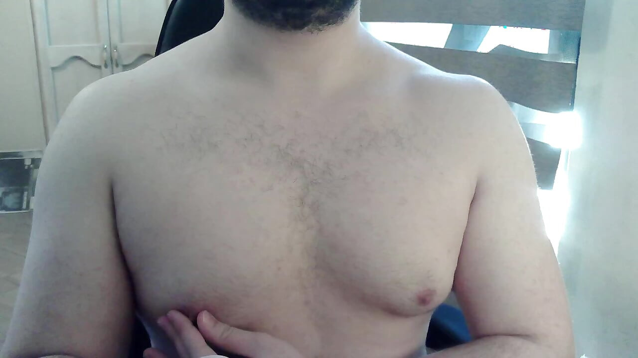 Muscular camboy works out his upper body