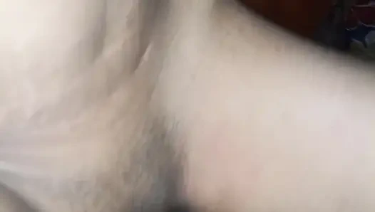 Моменты романтической индийской пары в спальне