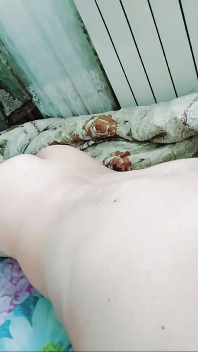 Femboy s velikim bokovima polako se kreće za tebe