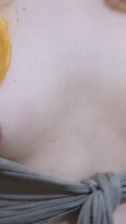 ぽっちゃりシシーが大きな胸を乳で出し、彼のチンコをオナニーしている |クリップ1