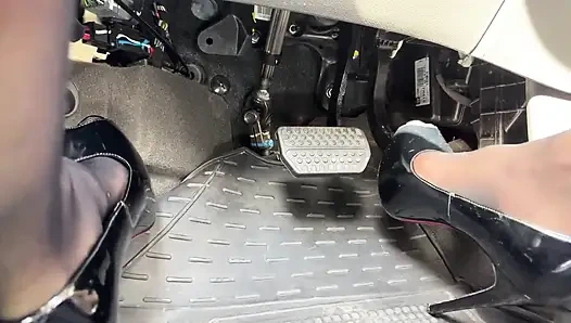 Накачка педали украинской богиней