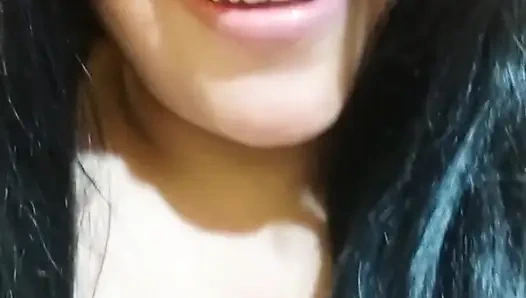 Женщина с большой задницей в красных стрингах жаждет трахнуть мужика, который закончит в ней