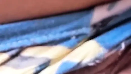 Şiddetli üvey kız kardeş gırtlağına kadar alıyor ve yarağın acımasız açlığıyla şarkı söylüyor
