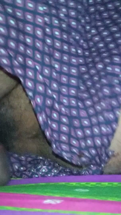 Desi-Dorf heisse Bhabhi lässt sich die Fotze massieren und ficken | Clip 1