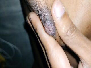 Colegiala de Sri Lanka muestra tetas y coño peludo masturbándose