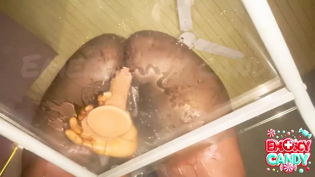 이 테이블에서 숨을 참지 못하고 섹스하는 나를 지켜봐