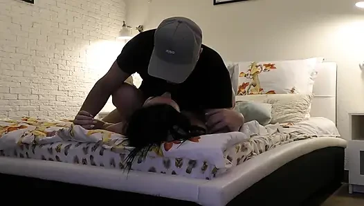Kocası ayrıldığında atletik MILF ile yattı