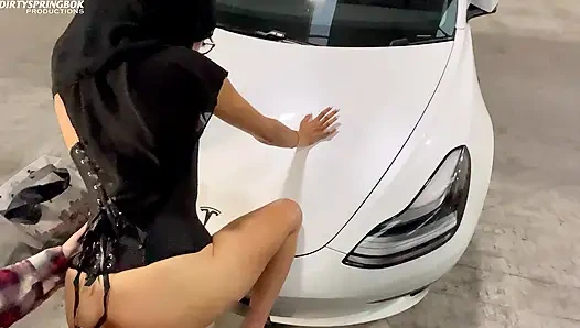 Istri muslim dientot di tempat parkir mobil