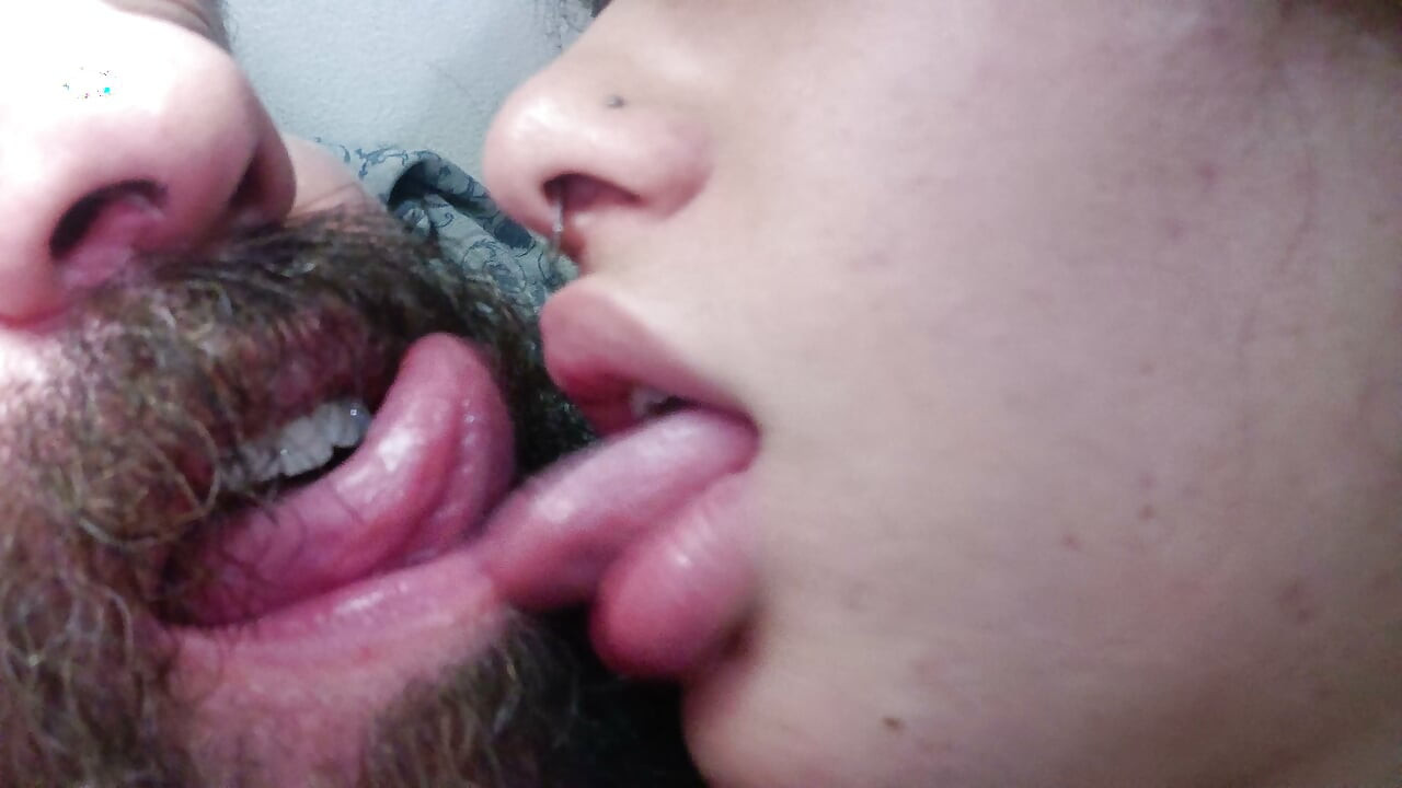 Un beso caliente, un final cremoso: el cornudo chorrea todo su semen dentro de esa puta.