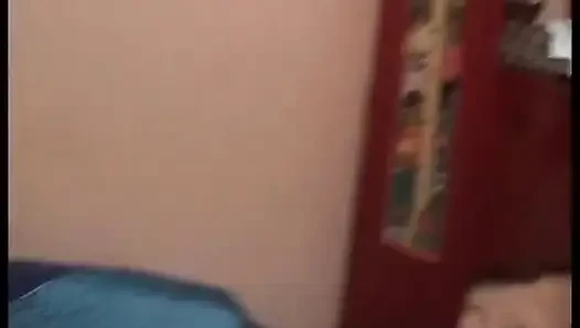 Cewek sange rambut pirang lagi asik ngentot memeknya yang ditindik pakai dildo ukuran raksasa