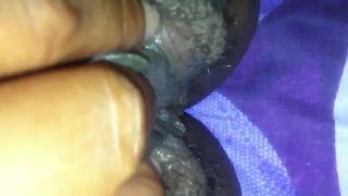 Negra madura puta brincando com sua buceta