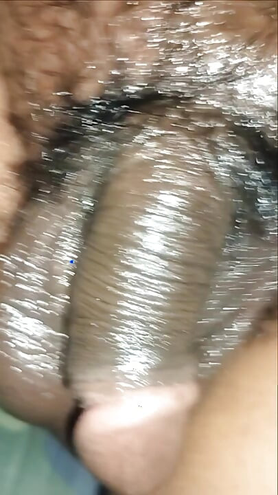 Tienerjongen pronkt met zijn geslachtsdelen en ejaculeert.