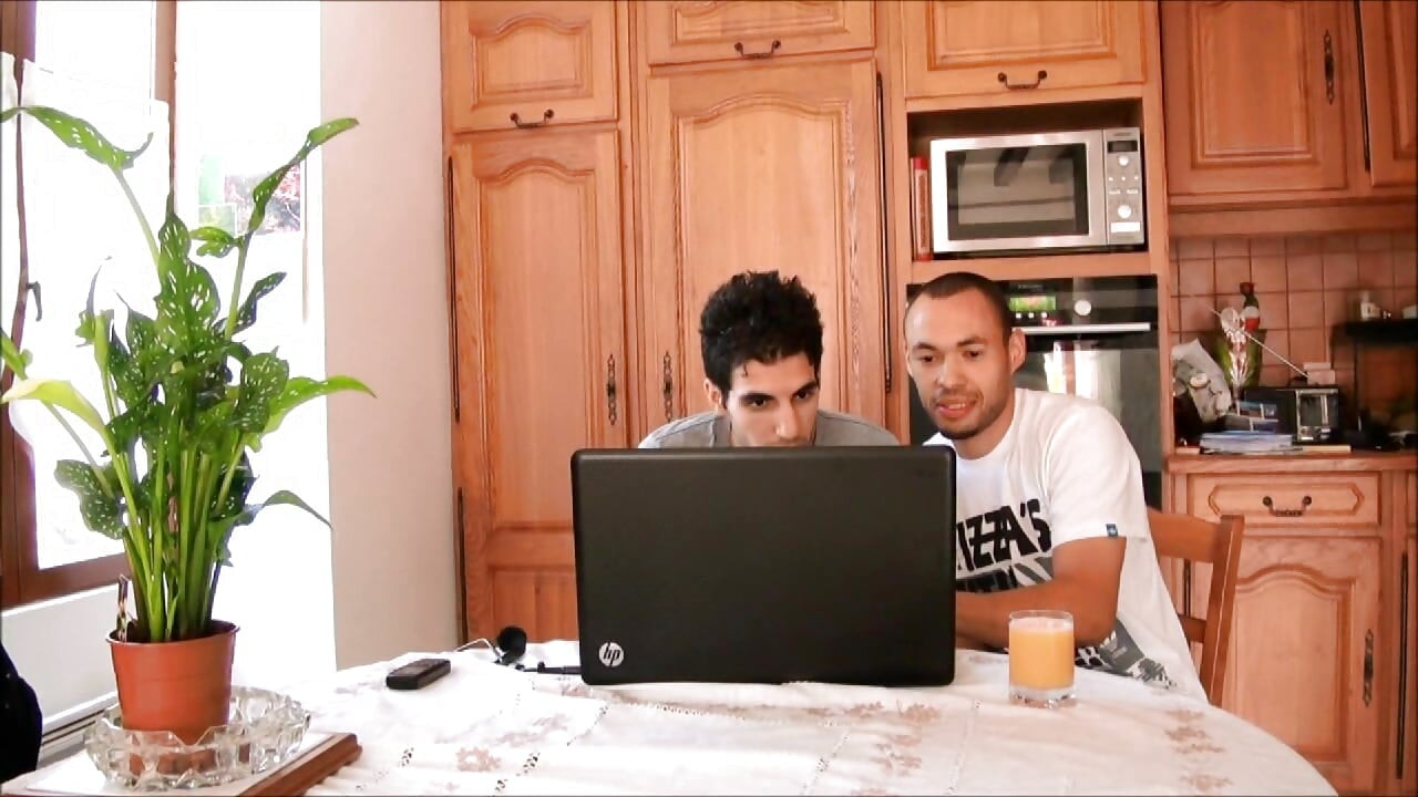 Dois Jovens Conhecem Uma Adulta Na Internet E Vão Transar Com Ela Na Sala