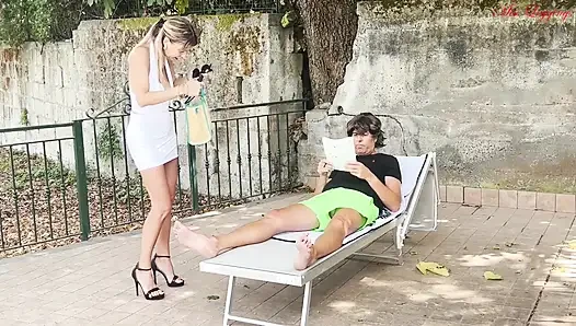 Üvey oğlun, üvey annesinin yaz tatillerinde yaptığı maceraları keşfederek kıskanan kurnaz planı