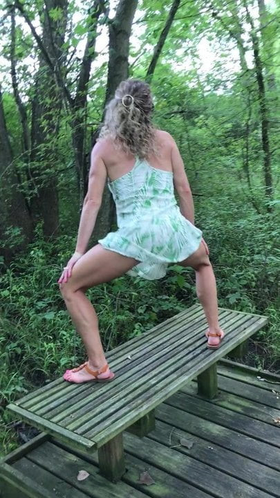 Isteri berbogel di luar