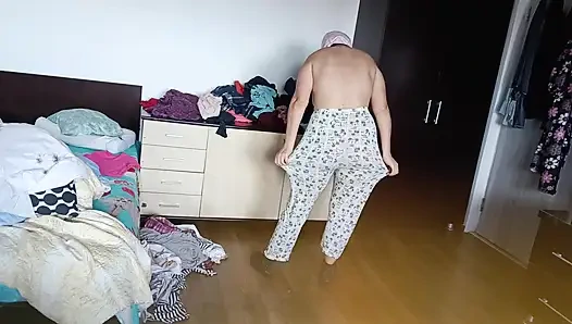 Женщина-любительница С Удовольствием Примеряет Одежду И Кроит Её