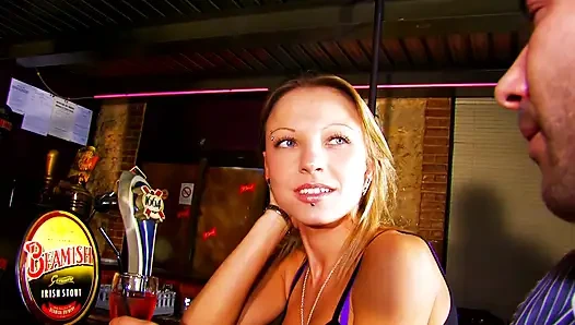 Танцует на шесте, влажная киска, и я хочу трахаться