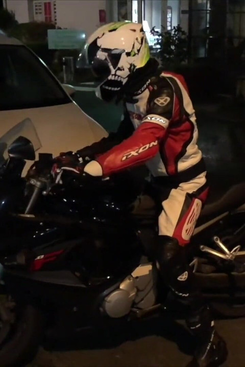 2435 ホテルBのストレートレザー衣装のバイク乗り