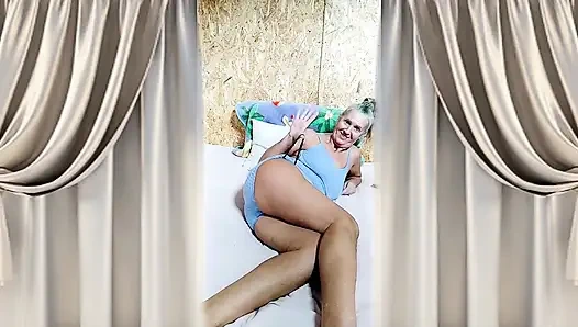 Die Attraktive Hausfrau Lukerya Vergnügt Sich Auf Einem Großen Bett.