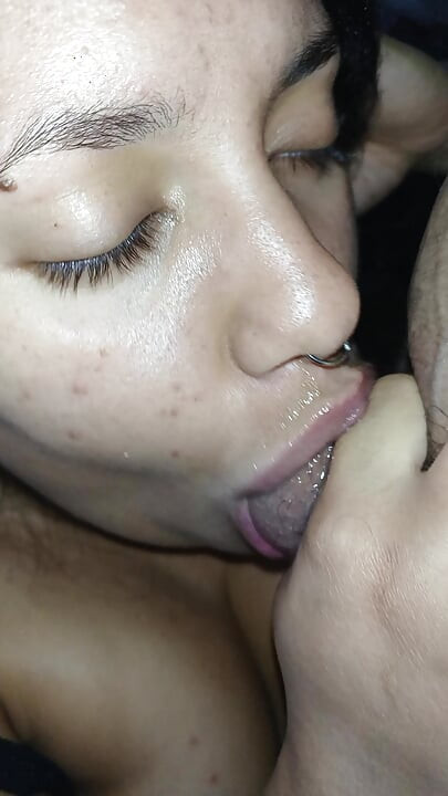GULOSA, ESSA VADIA ENGOLE TODO O PAU EXCITADO DO CORNO ATE O TALO