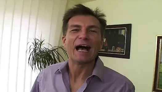 Erstklassige französische sekretärin, hure reitet schwanz im büro