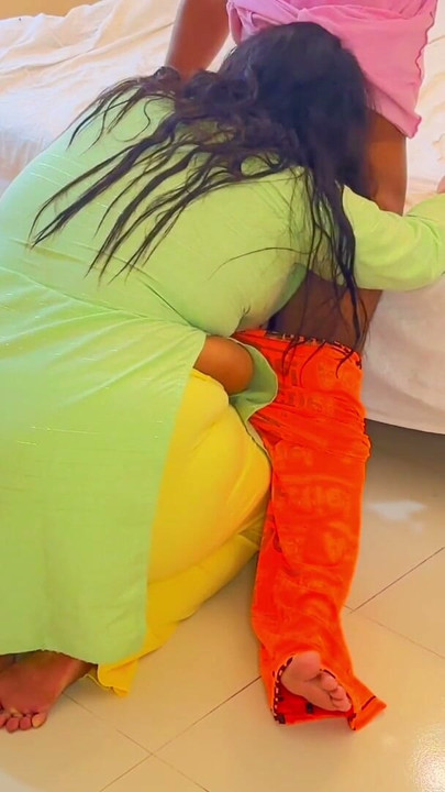 Tia gostosa me fode duro na cama! | Clipe 1