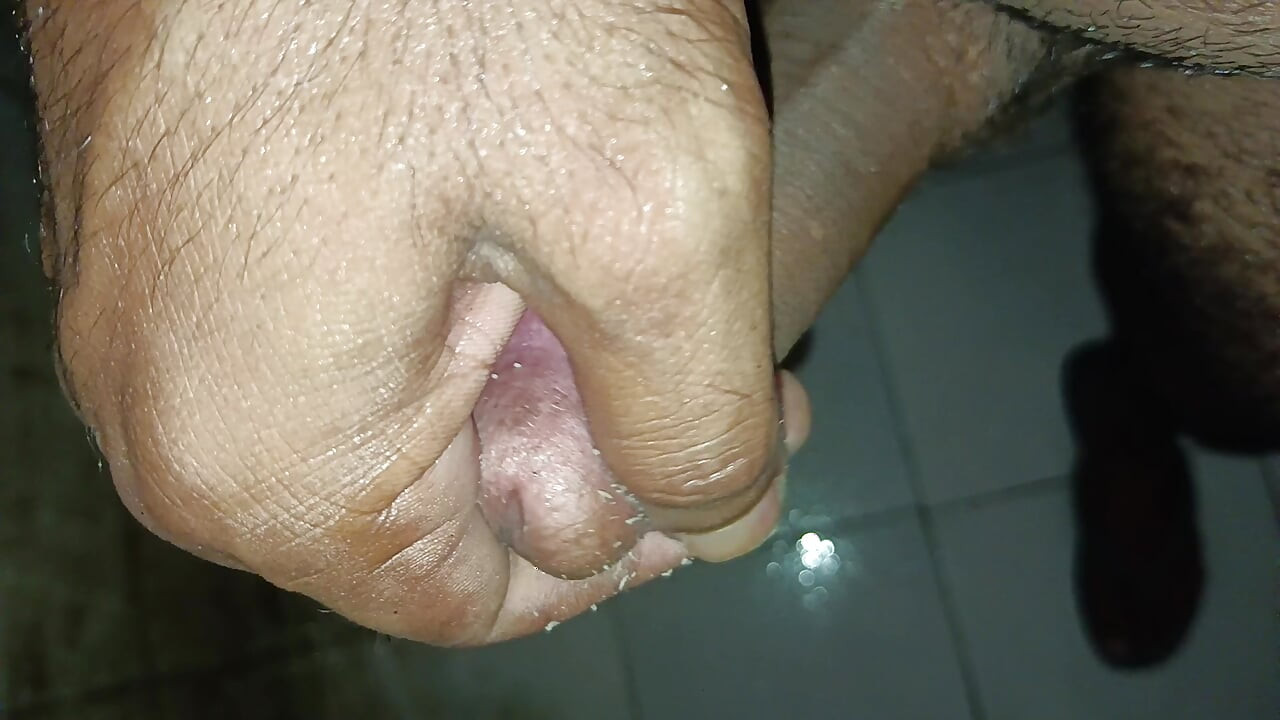 Kontol besar ini dikocok sama kontol besar pria kontol besar sampai tangannya dikocok sama kontol besar