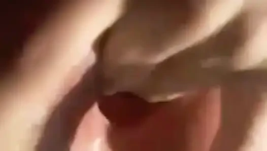 Cewek sange ini lagi asik muasin memeknya pakai dildo sampai muncrat