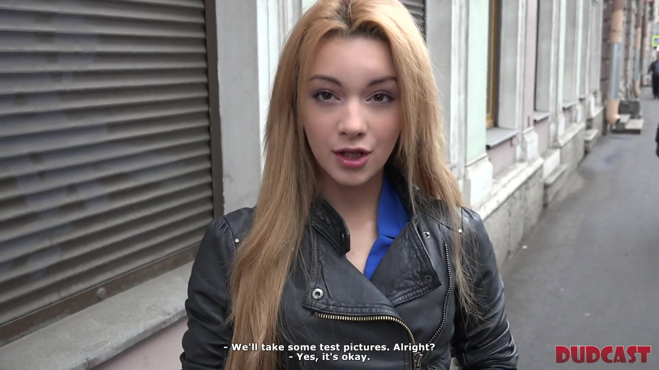 脆弱的美女在他的工作室与经纪人发生性关系后被中出