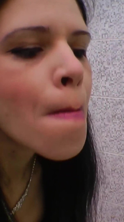 レズビアンの白いレギンズフェティッシュとレギンズにおしっこをすること