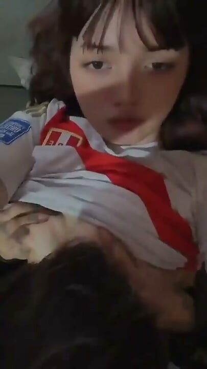 Chupando Las Tetas a Mi Vecina