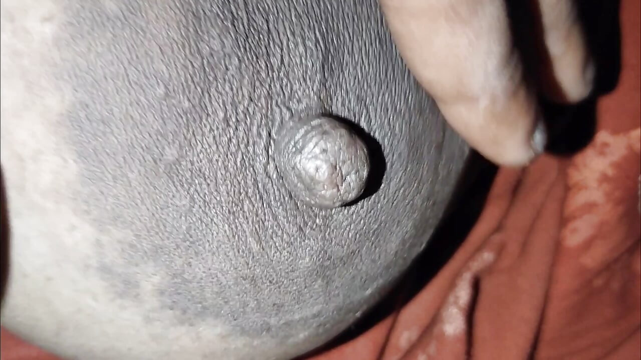 Indiana madrasta mostra buceta e peitos leitosos