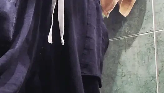 Suami lagi asik muasin lubang perawannya pakai mainan seks anal dan mainan seks