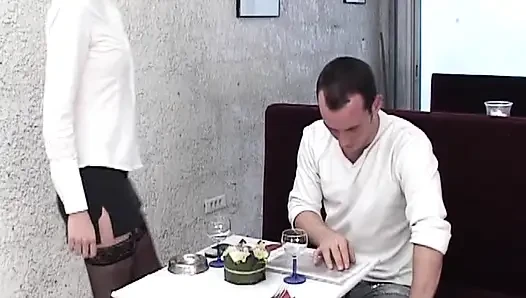 В идеальную татуированную секретаршу из Франции проникли анально в офисе