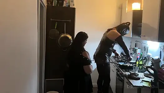 Pantat bahenol tante dominan ini dientot habis-habisan sampai lubang pantatnya menganga lebar di dapur
