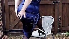 Wspaniały krzywego crossdresser w seksownej niebieskiej satynowej sukni balowej