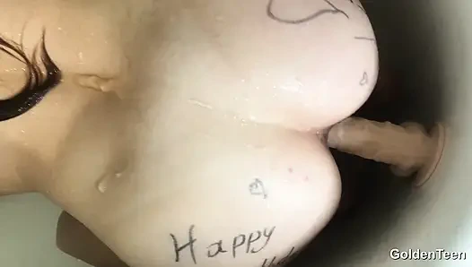 Seksi kız sakso ve sahte spermle sert binen dildoya boşalıyor