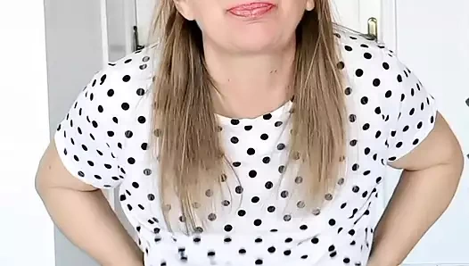 Twirling in Dots: Tarian seksi nenek semok mariaold